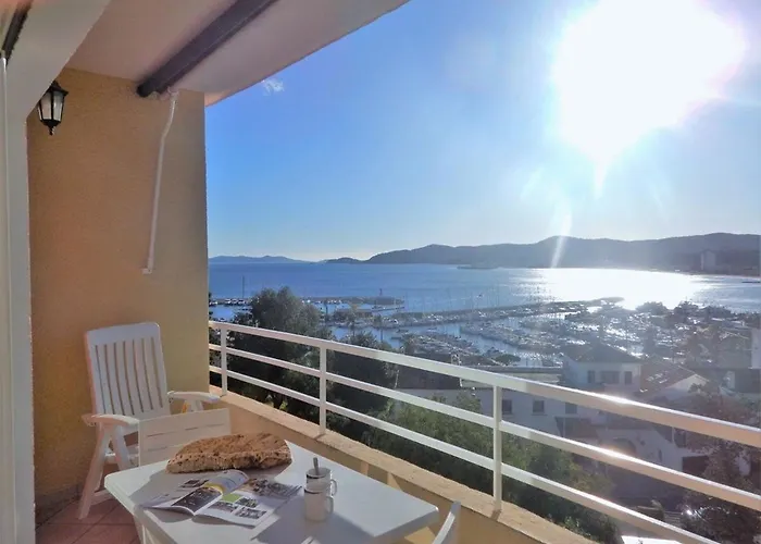 Apartment 2 Pieces, Terrasse, Proche Et Centre, - Fr-1-251-345