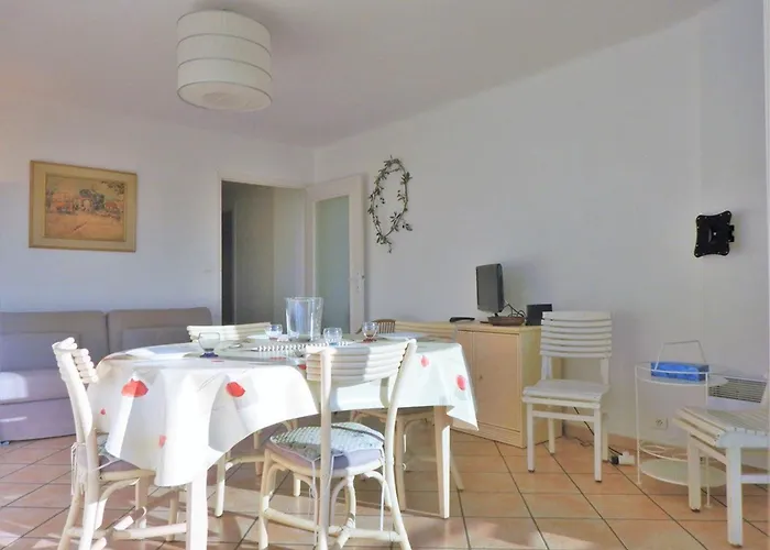 2 Pieces, Terrasse, Proche Et Centre, - Fr-1-251-345