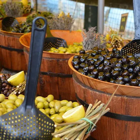 2 Pieces, Terrasse, Proche Et Centre, - Fr-1-251-345