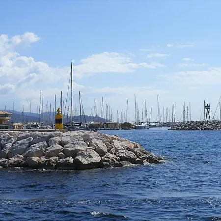 2 Pieces, Terrasse, Proche Et Centre, - Fr-1-251-345 * Le Lavandou