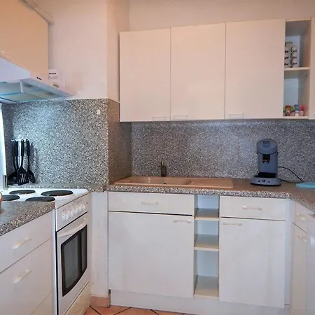 2 Pieces, Terrasse, Proche Et Centre, - Fr-1-251-345 * Le Lavandou