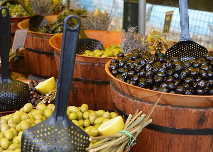 2 Pieces, Terrasse, Proche Et Centre, - Fr-1-251-345