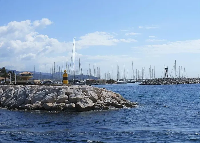 2 Pieces, Terrasse, Proche Et Centre, - Fr-1-251-345 * Le Lavandou