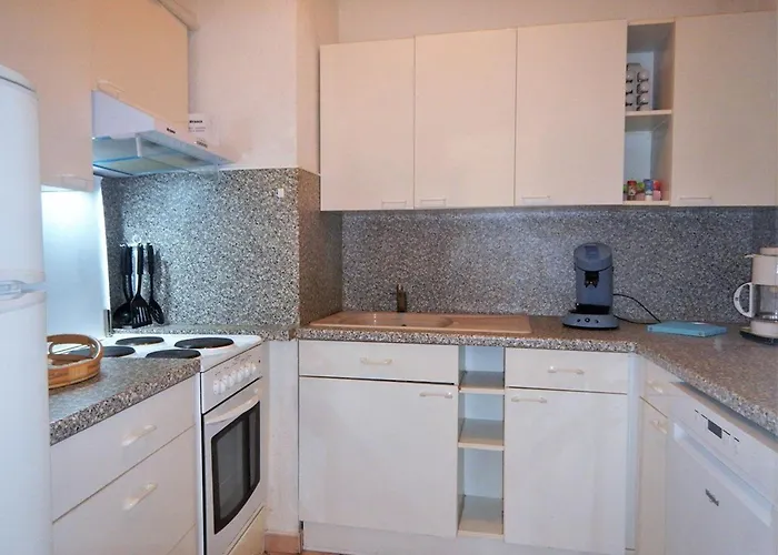 2 Pieces, Terrasse, Proche Et Centre, - Fr-1-251-345 * Le Lavandou